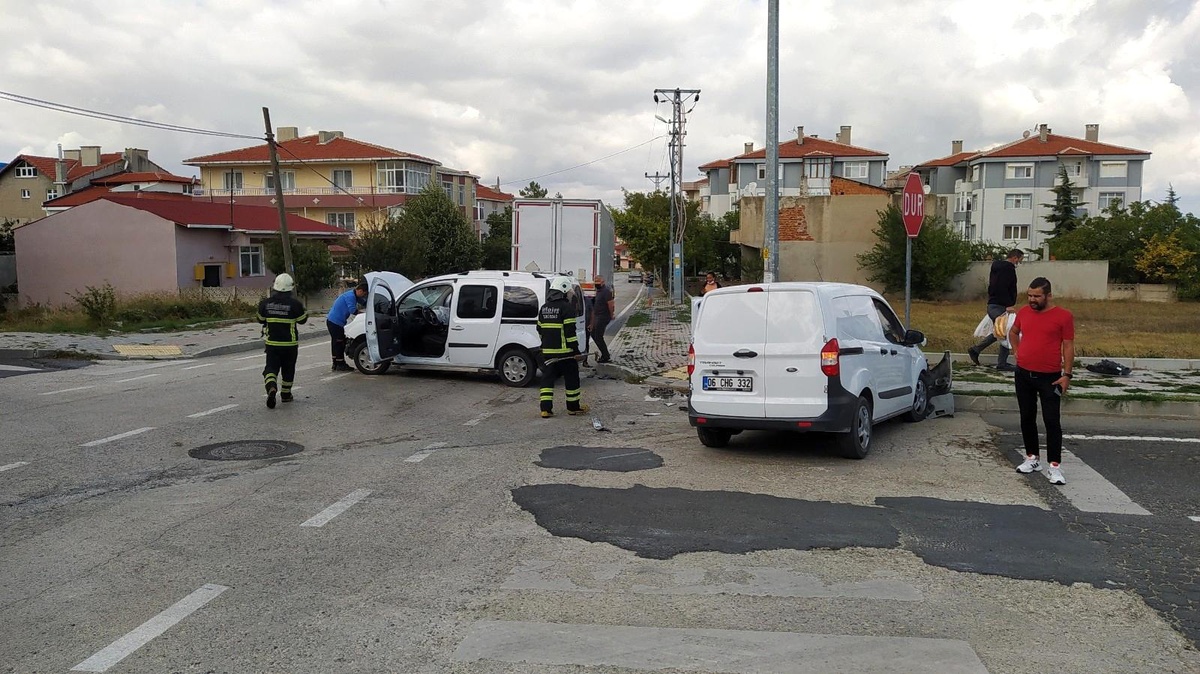 İki hafif ticari aracın çarpıştığı kaza ucuz atlatıldı