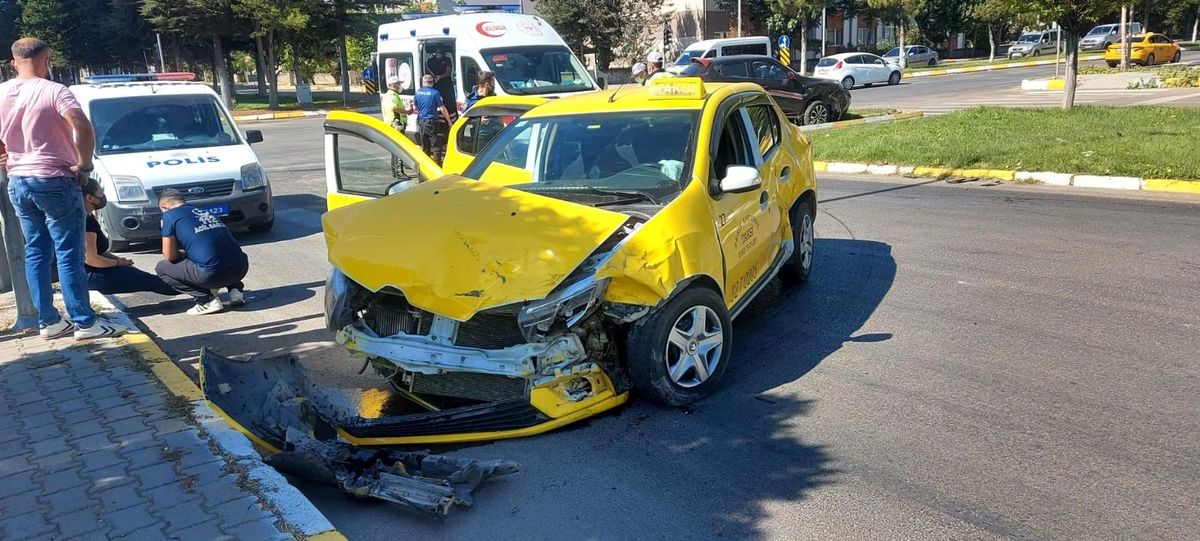 Isparta\'da ticari taksi ile otomobil çarpıştı: 3 yaralı