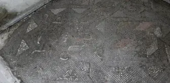 Bu binanın altında tarih yatıyor...Bodrum katında mozaikler, yer altında ise ayazma