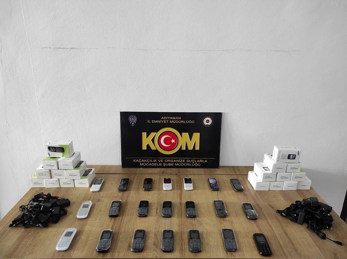 Kaçak cep telefonları ve sigaralar ele geçirildi