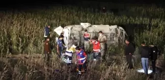 Kaçak göçmenleri taşıyan minibüs şarampole devrildi: 1 ölü, 17 yaralı