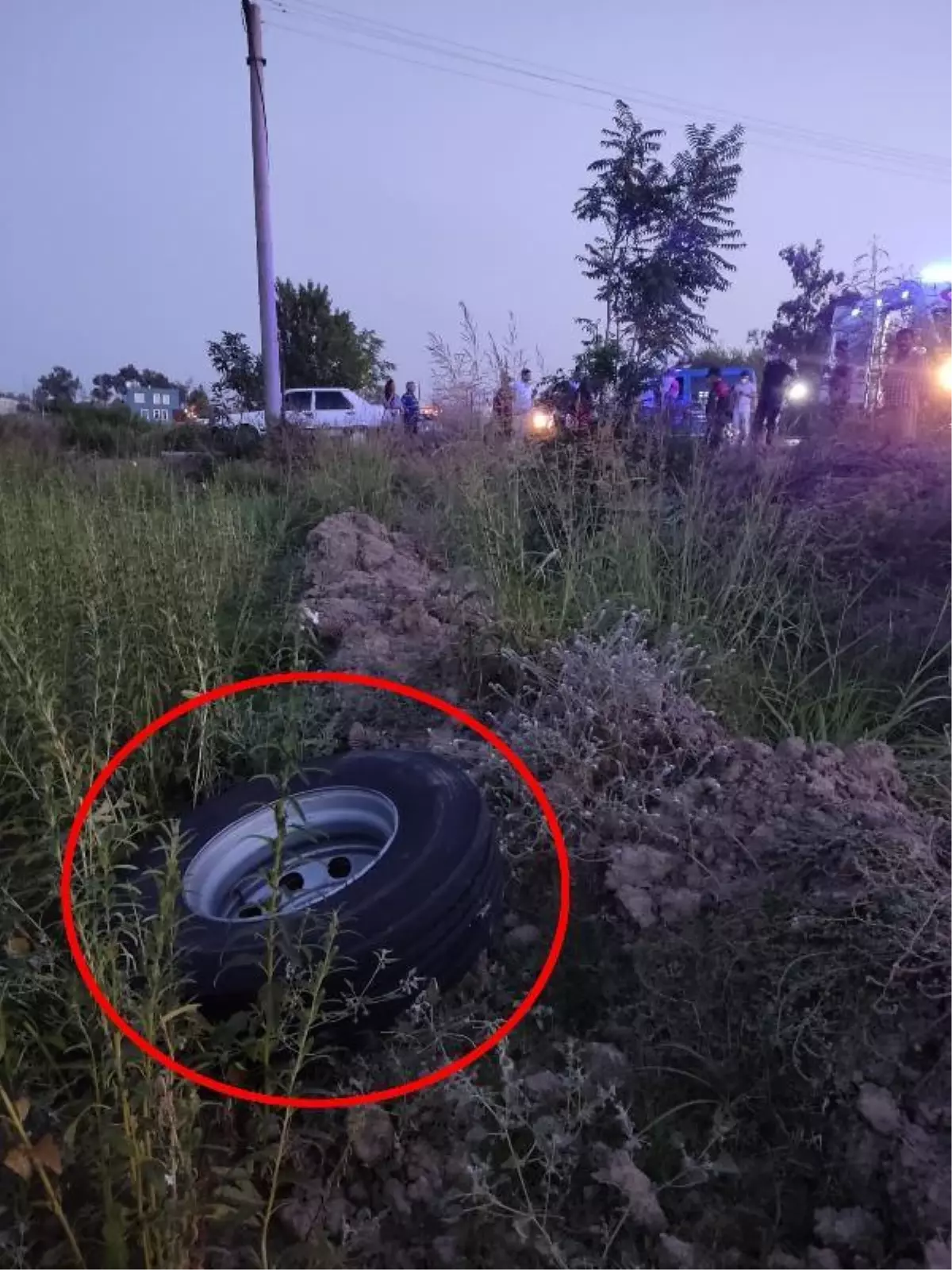 Son dakika haber... Kamyonun fırlayan tekerlerinden biri Lamia\'yı öldürdü, diğeri zincirleme kazaya neden oldu