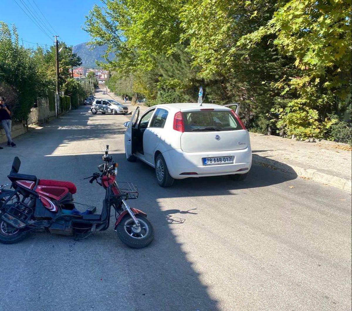 Karabük\'te otomobil ile motosiklet çarpıştı: 1\'i ağır 2 yaralı