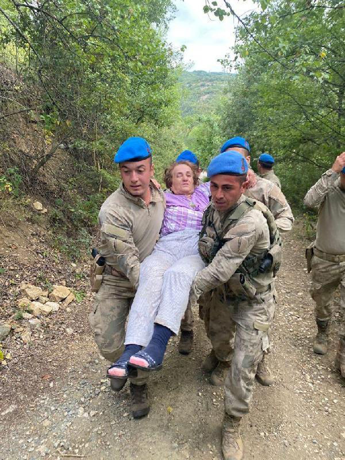 Kayıp alzheimer hastası kadın köye 2 kilometre uzaklıkta bulundu (2)