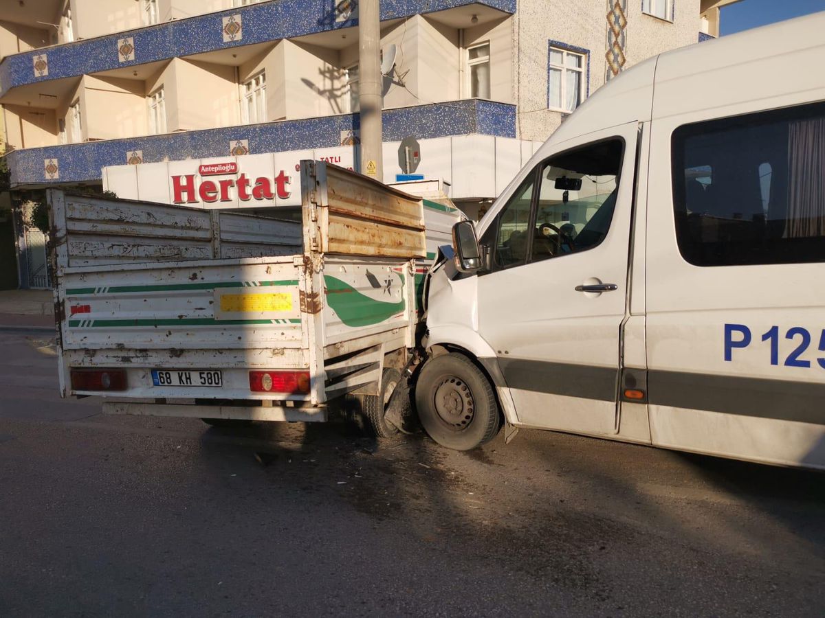 Kocaeli\'de kamyonet ile çarpışan servis minibüsünün sürücüsü yaralandı