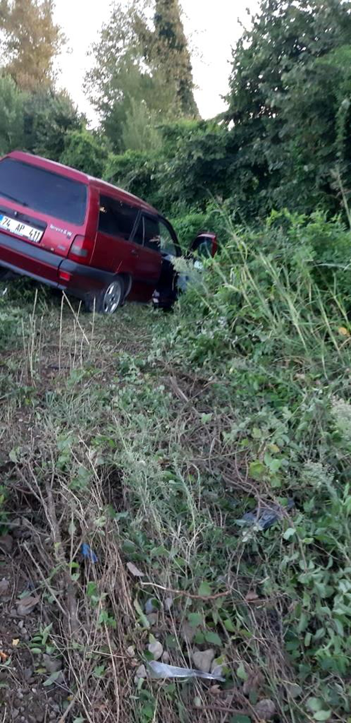 Kontrolden çıkan araç çalılık alana uçtu: 1 yaralı
