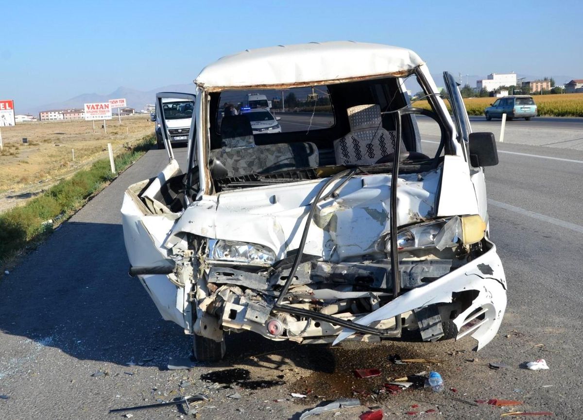 Konya\'da minibüs tıra çarptı: 1 yaralı