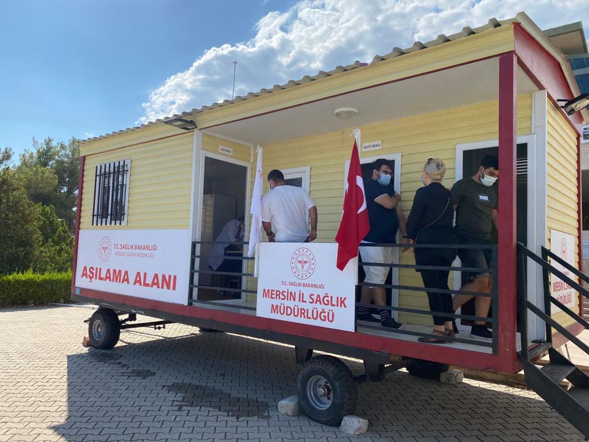 Mersin\'de mobil aşı birimi üniversite öğrencilerinin hizmetine sunuldu