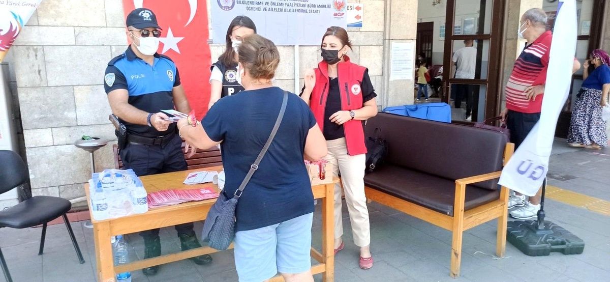 Mersin polisi, kentte gelen öğrencileri karşılıyor