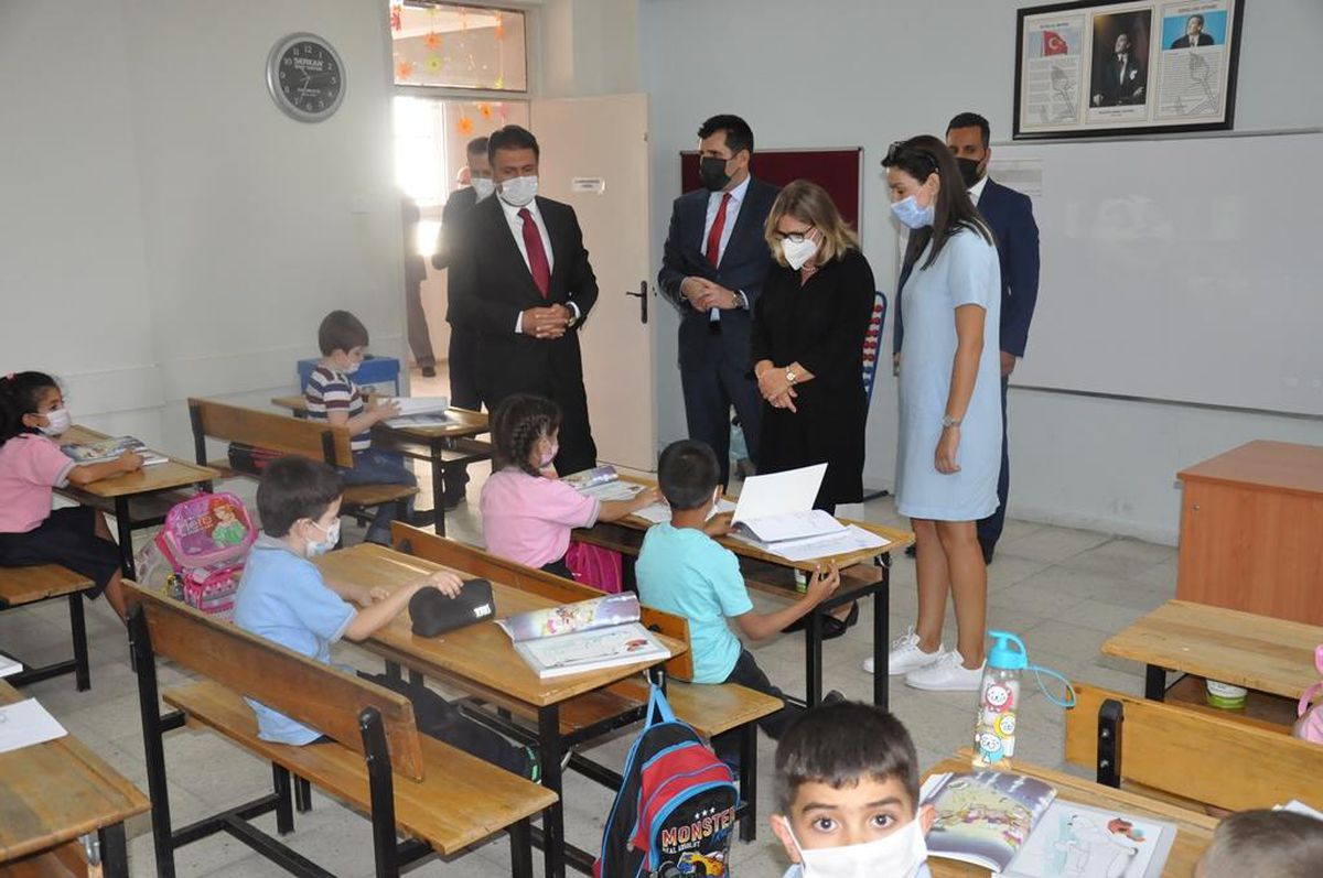 Milli Eğitim Bakan Yardımcısı Petek Aşkar, İzmir\'deki okullarda incelemede bulundu