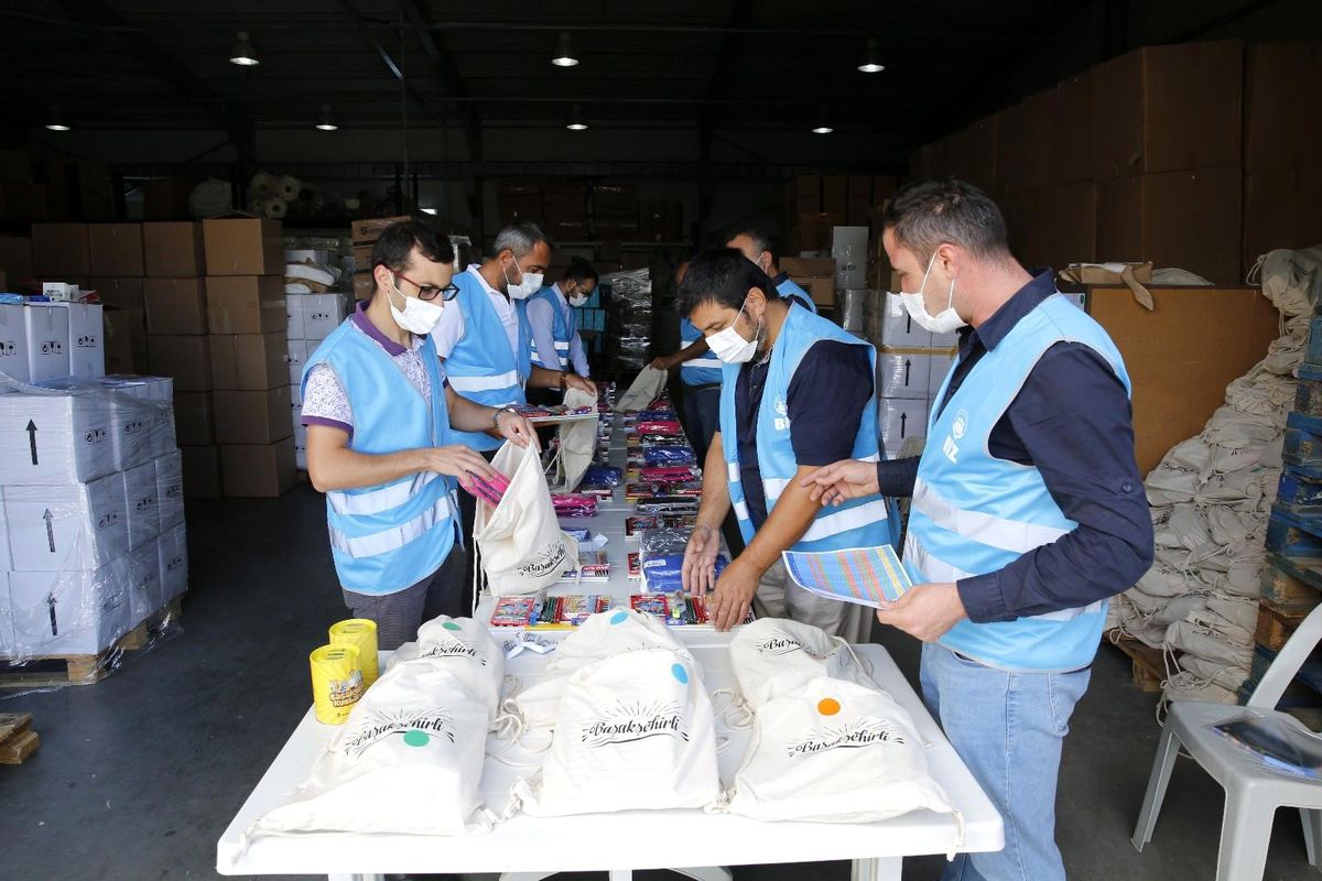 Öğrencilerin kırtasiye malzemeleri Başakşehir Belediyesi\'nden