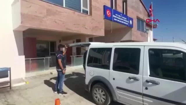 Son dakika haberi! POLİSTEN KAÇAN OTOMOBİLDE 8 KAÇAK GÖÇMEN YAKALANDI