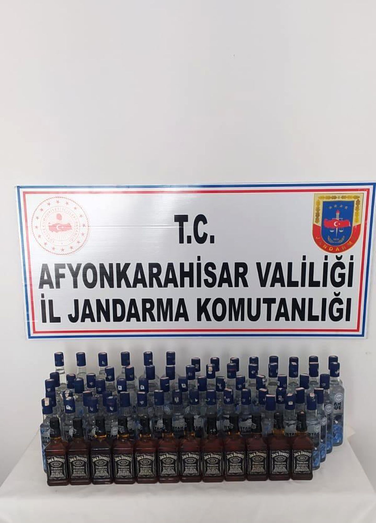 Ruhsatsız tabanca için durduruldu 42 litre bandrolsüz içkiyle yakalandı