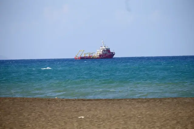 Samandağ sahilinde temizlik çalışmaları devam ediyor Samandağ sahilinde temizlik çalışmaları devam ediyor