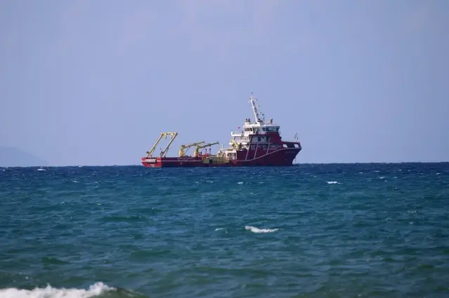 Samandağ sahilinde temizlik çalışmaları devam ediyor Samandağ sahilinde temizlik çalışmaları devam ediyor