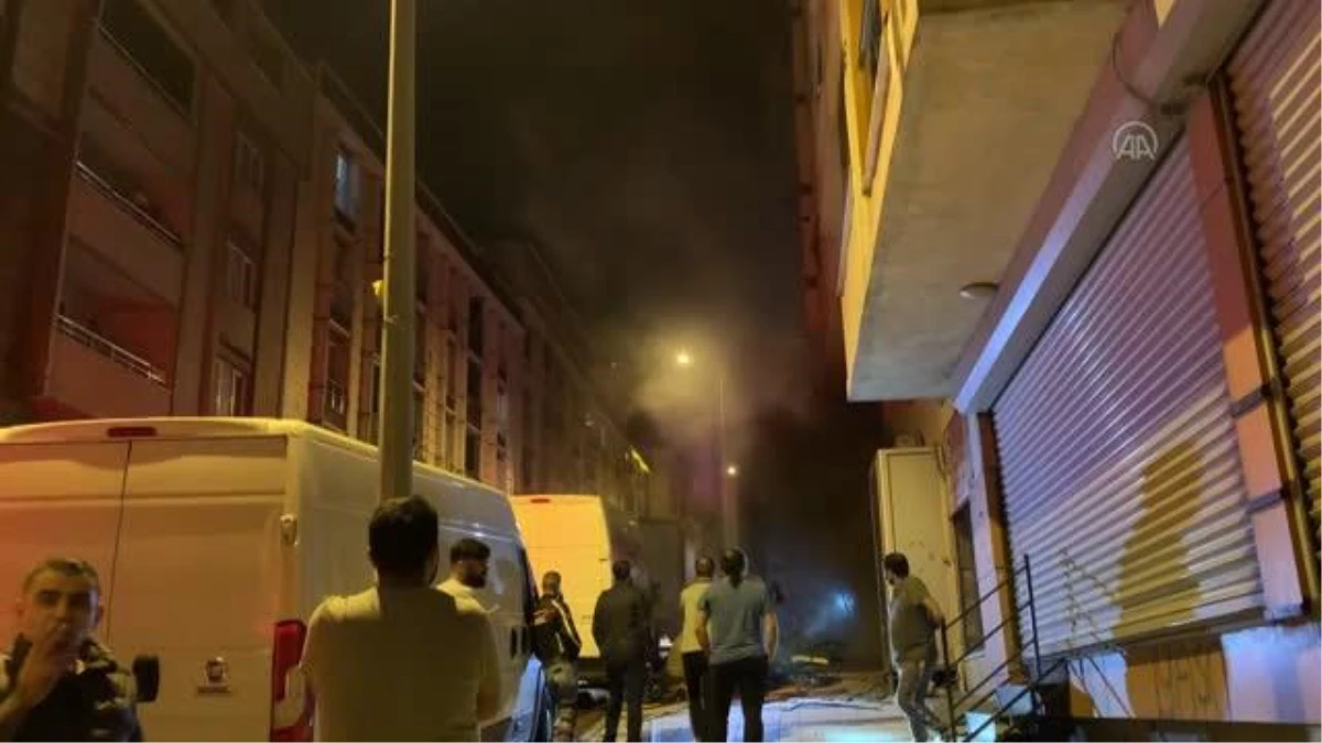 Son dakika haberleri: Sultangazi\'de bir lastik deposunda çıkan yangın söndürüldü
