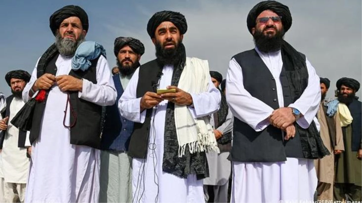 Taliban Sözcüsü Zabihullah Mücahid kadınlara: Biraz sabredin, kurumlar yerleşince taleplerinize yanıt alacaksınız