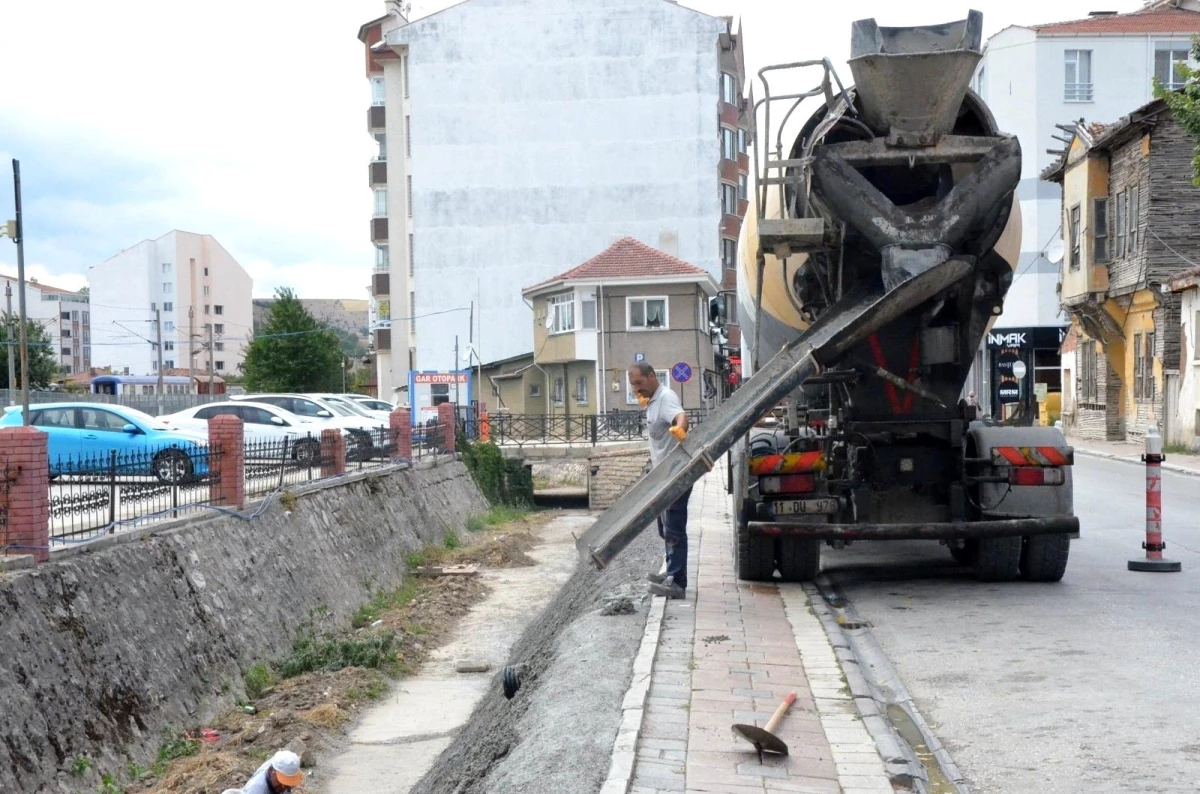 TCDD kanalı kenarına beton atıldı