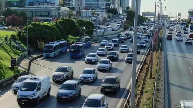 Trafik yoğunluğu yaşanıyor