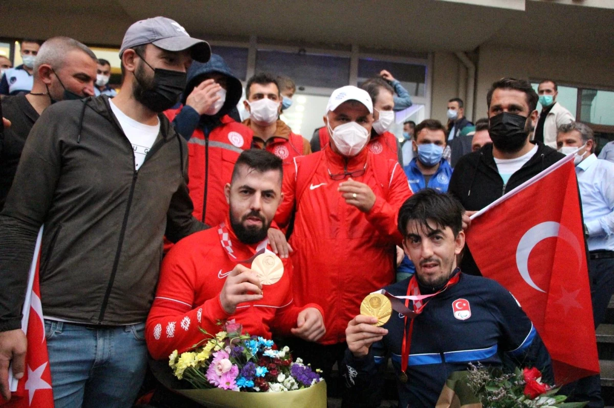 Türkiye\'nin gururu olan sporcular memleketleri Of\'ta coşkuyla karşılandı