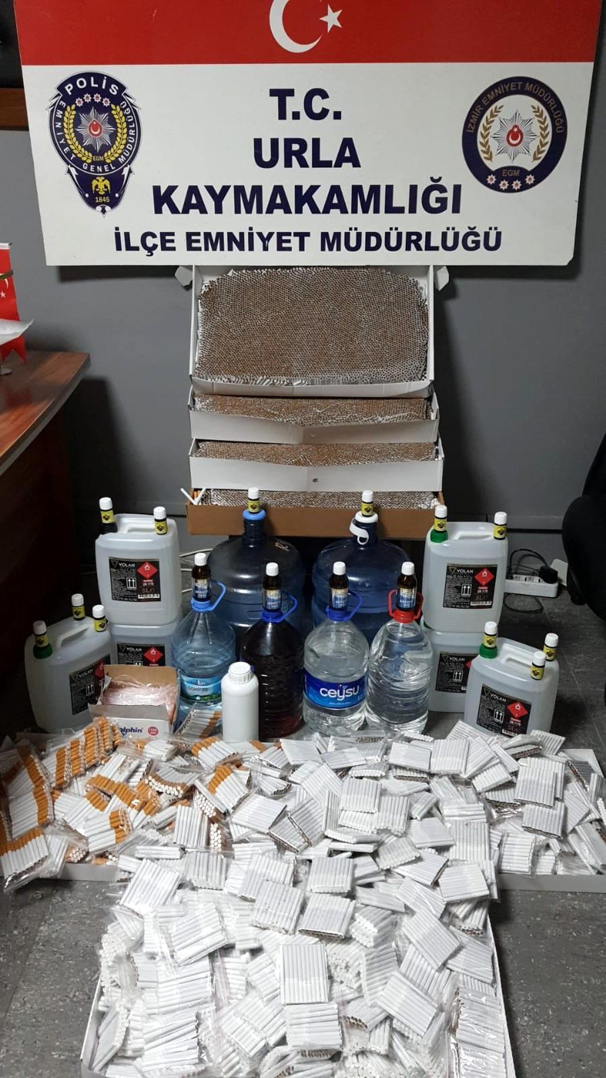 Urla\'da zehir tacirlerinin evlerine baskın