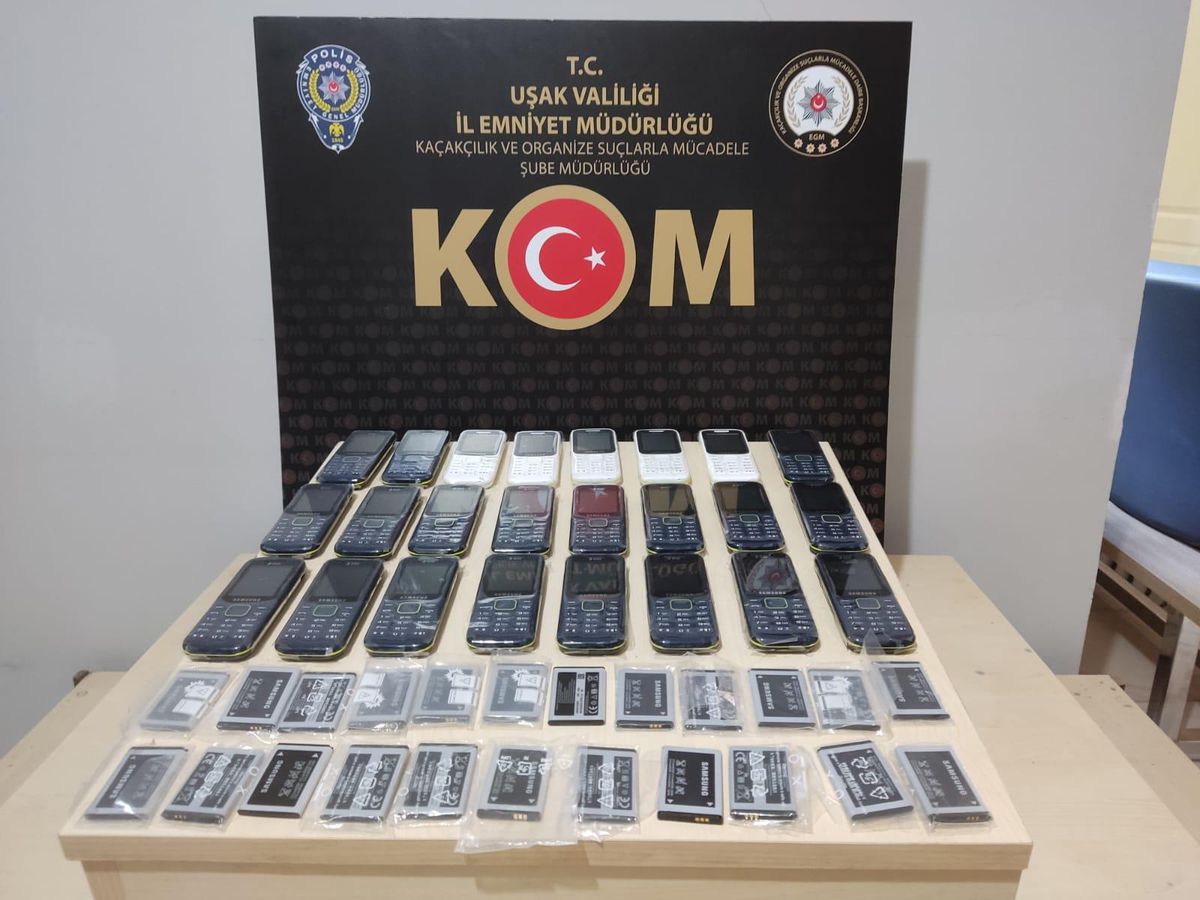 Uşak\'ta bir iş yerinde 24 kaçak cep telefonu ele geçirildi
