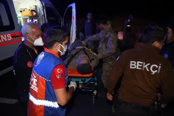 Kaçak göçmenleri taşıyan minibüs şarampole devrildi: 1 ölü, 17 yaralı