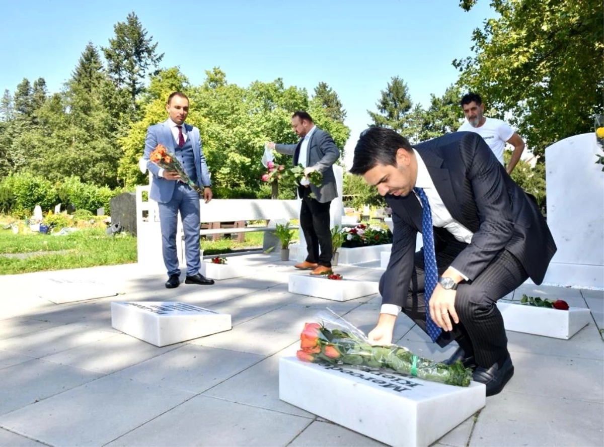 YTB Başkanı Eren, ırkçı terör saldırılarında katledilen vatandaşların kabrini ziyaret etti