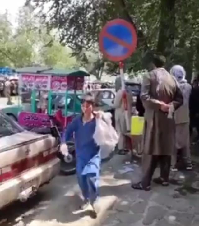 Yüzlerce Afgan kadın, Kabil sokaklarını 'Özgürlük' sloganlarıyla inletti! Taliban göstericileri ateş açarak dağıttı