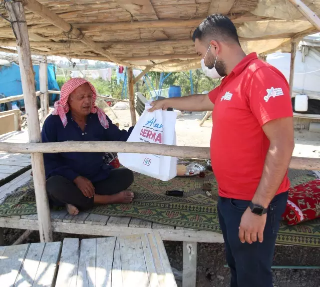 Adana'da mevsimlik tarım işçilerine giyim, gıda ve hijyenik ürün yardımı yapıldı