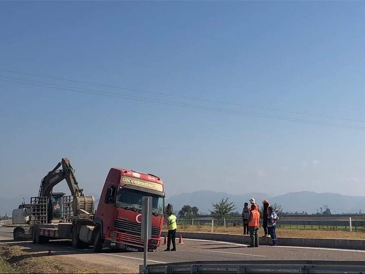 Adana\'da yoldaki göçüğe düşen tır trafiği aksattı