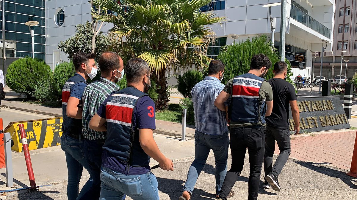Adıyaman\'da terör örgütü PKK üyesi olduğu öne sürülen 2 zanlıdan 1\'i tutuklandı