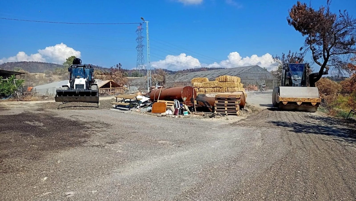 Afetzedeler için kurulan konteynırların önüne mıcır serimi yapılıyor