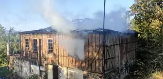 Alevlere teslim olan ahşap ev, kullanılamaz hale geldi