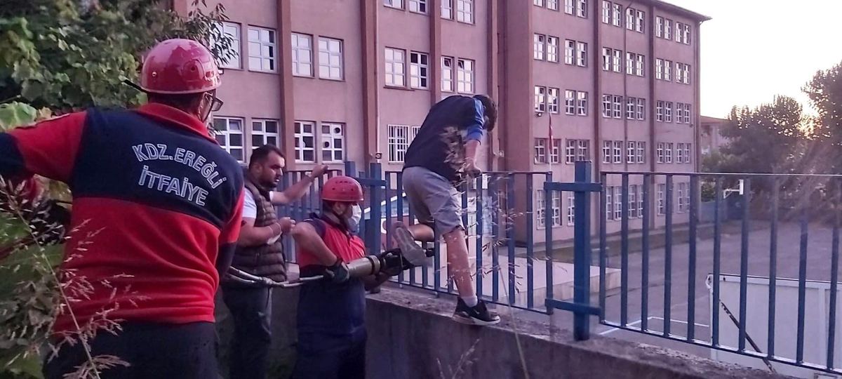 Ayağı demire sıkışan çocuğu itfaiye kurtardı