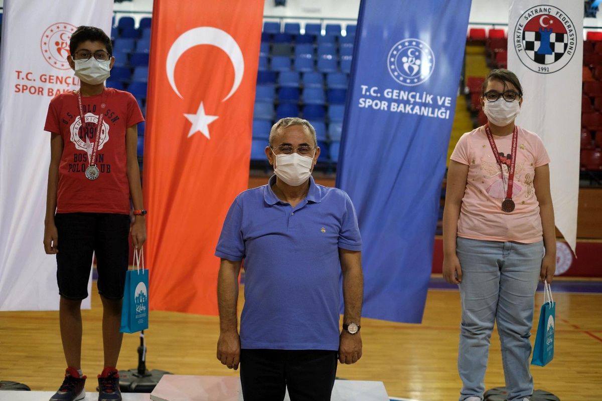 Başarılı sporcular ödüllendirildi