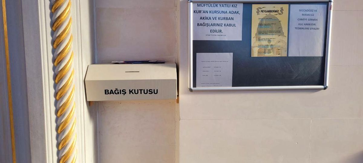 Caminin sadaka kutusu ile temizlik görevlisinin parası çalındı