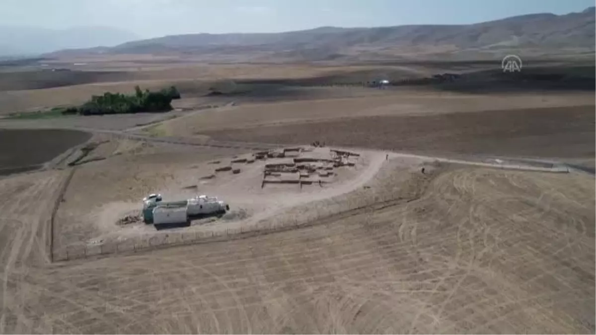 Çavuştepe Kalesi\'nde takıları ve iki mührüyle gömülen kadın yöneticinin mezarı bulundu