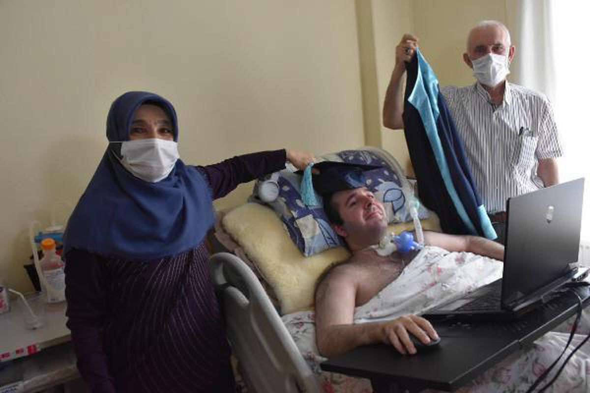 DMD hastası Furkan\'ın azmi; üniversiteyi bitirdi, işini yapmaya başladı