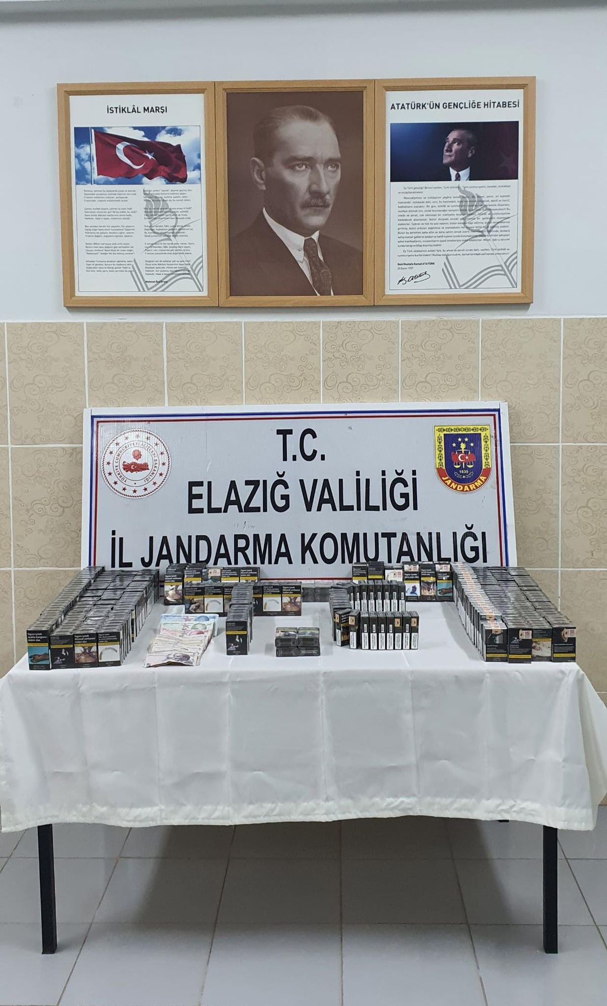 Elazığ\'da bir marketten hırsızlık yaptıkları iddiasıyla 4 şüpheli gözaltına alındı
