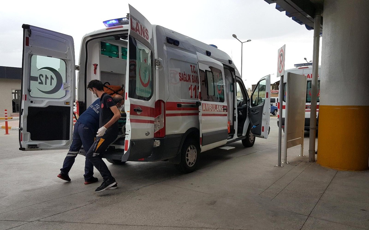 Erzincan\'da otomobil ile minibüs çarpıştı: 9 yaralı