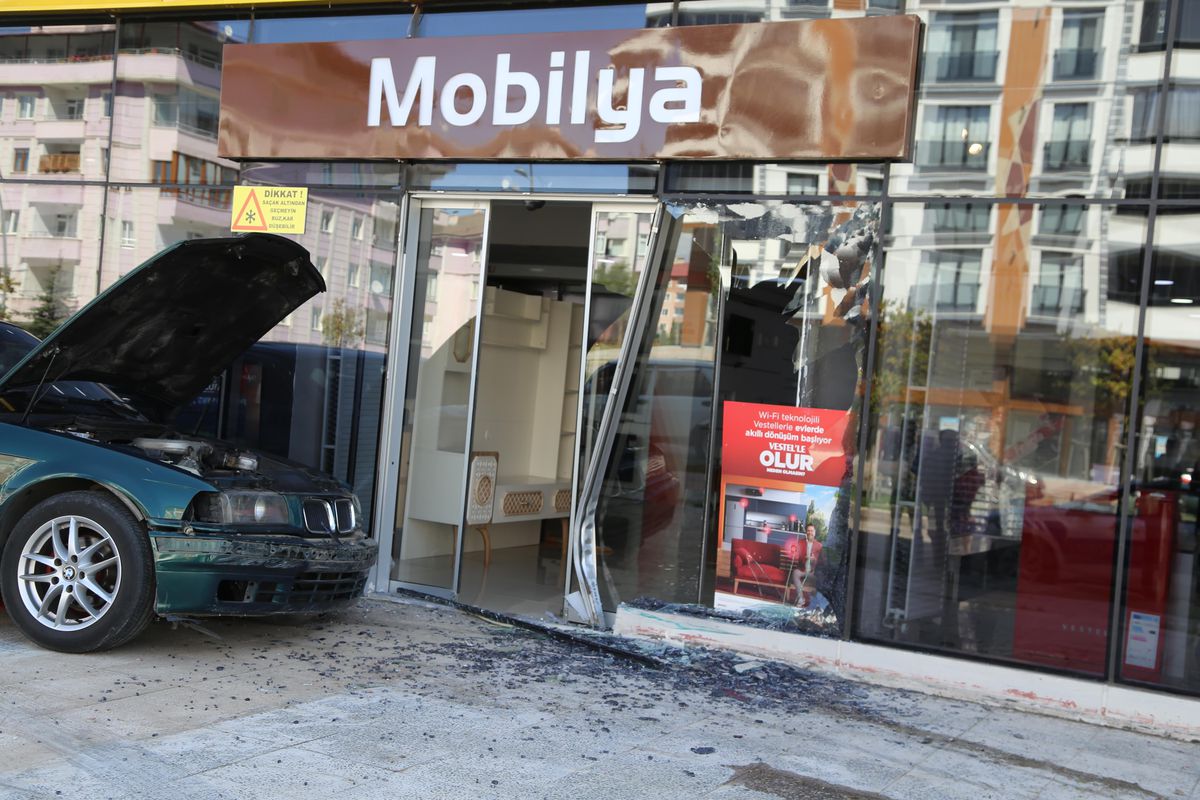 Erzurum\'da kontrolden çıkan otomobil mobilya mağazasının camına çarparak durdu