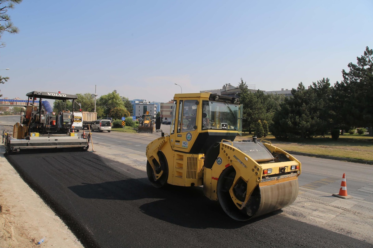 Eskişehir Büyükşehir Belediyesi, kent merkezinde yol genişletme çalışmalarını aralıksız sürdürüyor