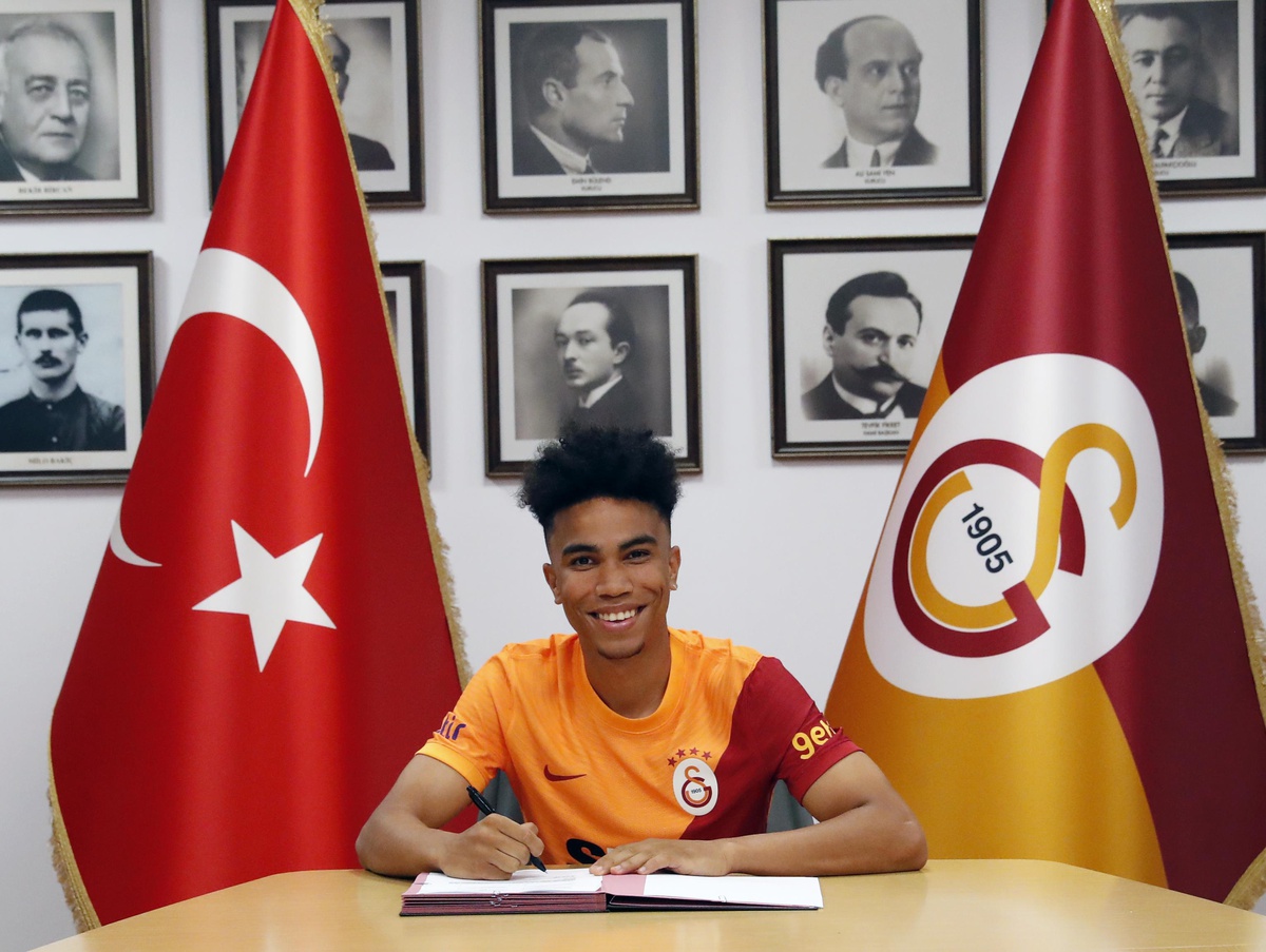 Galatasaray Kulübü, Portekiz\'in Famalicao takımından Brezilyalı orta saha oyuncusu Gustavo Assunçao\'nun satın alma opsiyonuyla kiralandığını duyurdu.