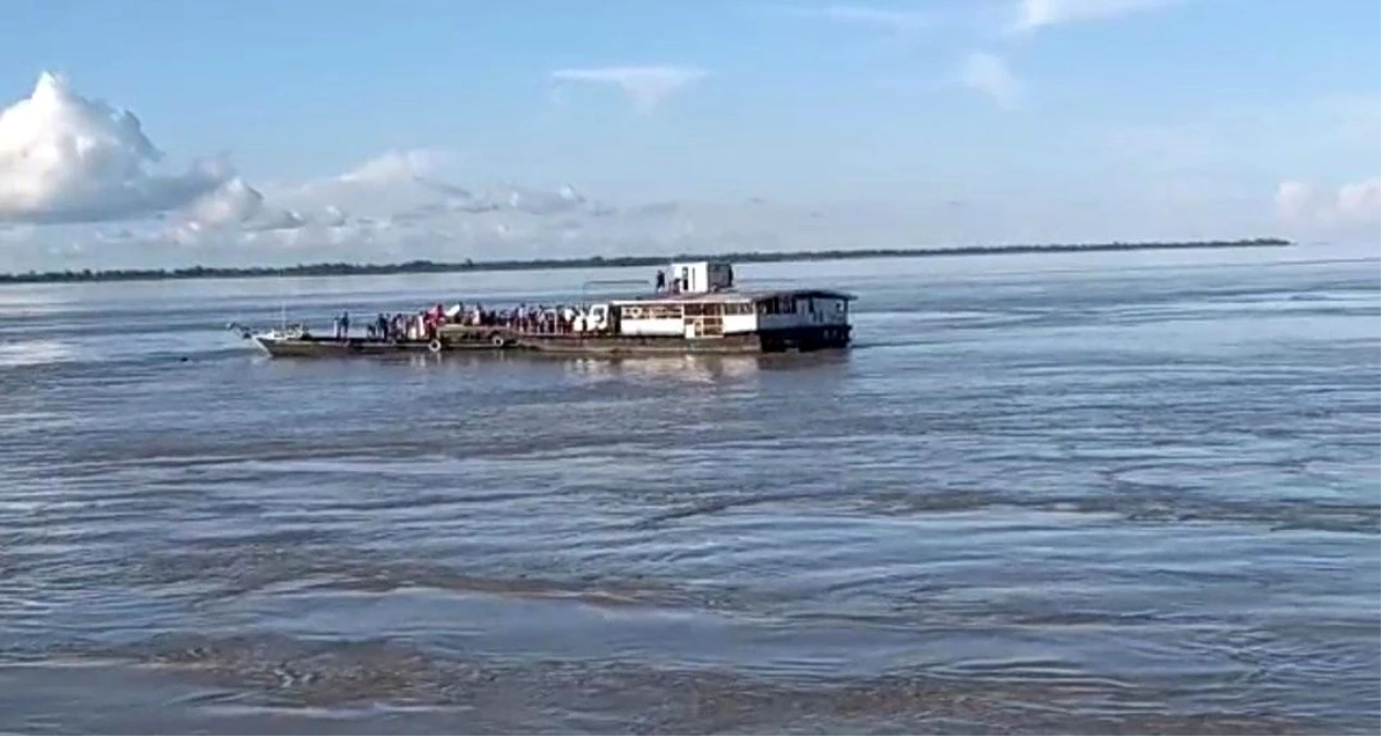 Hindistan\'da iki tekne çarpıştı, teknelerden biri alabora oldu