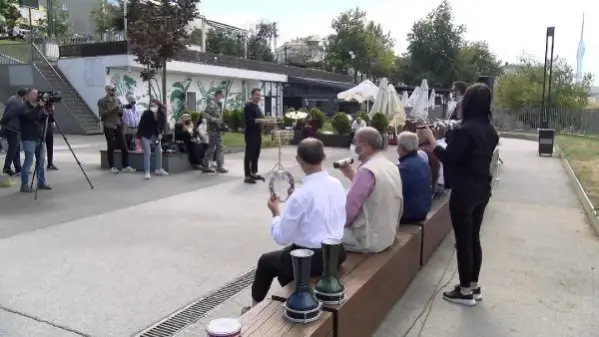 İSTANBUL'UN TAKSİ SÜRÜCÜLERİ ENSTRÜMAN ÇALARAK STRES ATTI