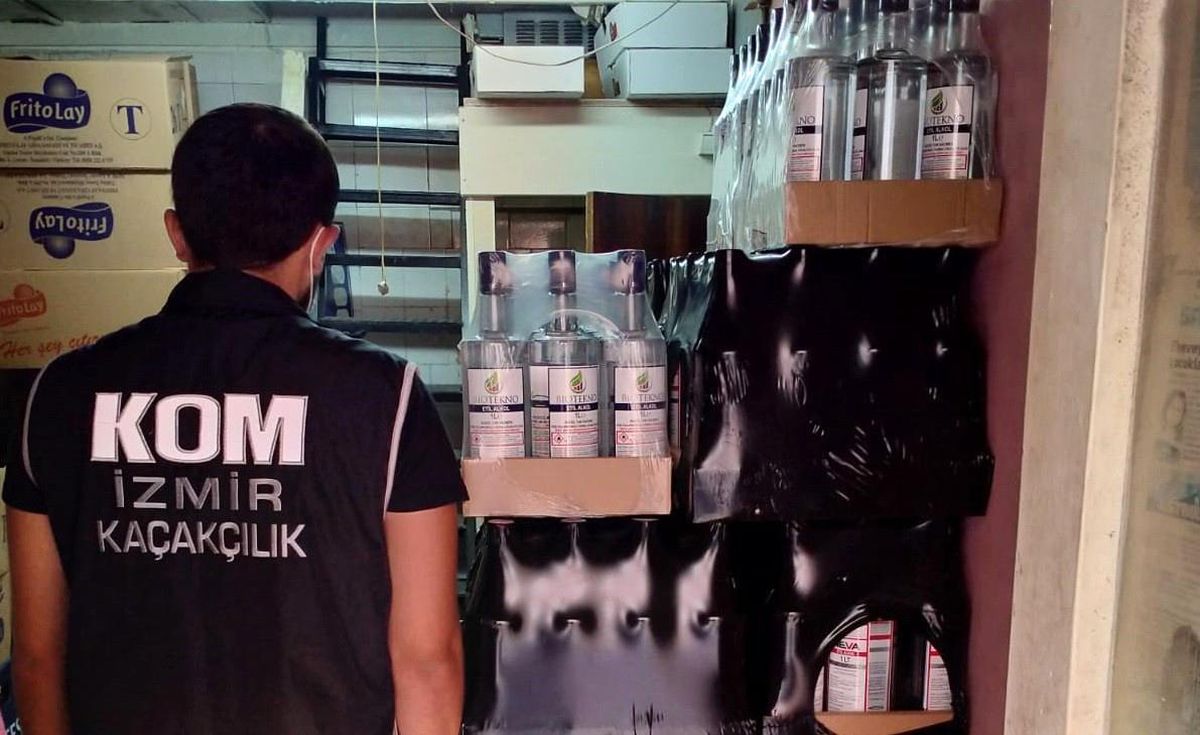 İzmir\'de 400 bin liralık kaçak ürün ele geçirildi