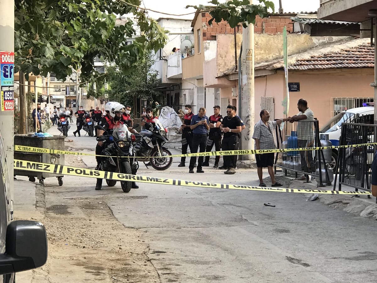 Son dakika haber! İzmir\'de silahlı saldırıda 1\'i bebek 5\'i çocuk 12 kişinin yaralanmasına ilişkin 2 kişi tutuklandı