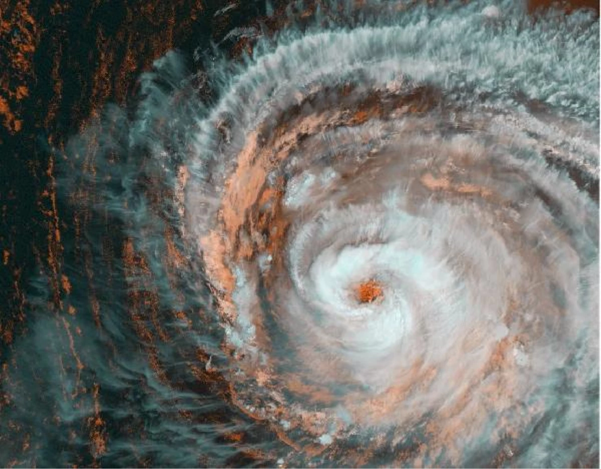Kanada\'yı etkileyen Larry Kasırgası uzaydan görüntülendi
