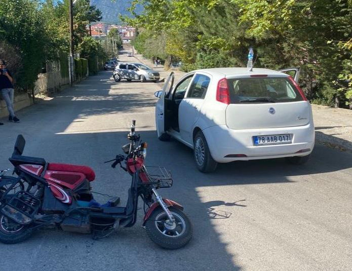 Karabük\'te otomobil ile motosiklet çarpıştı: 2 yaralı